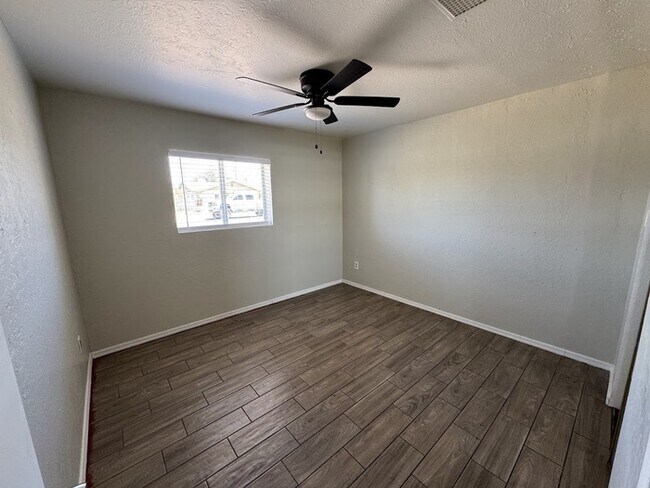 Building Photo - 5 Bedroom Near GCU