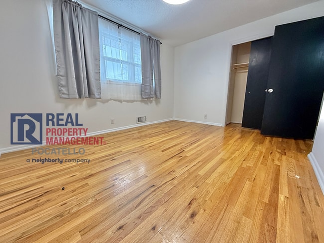 Building Photo - 3 bed 2 bath house - 1 car garage - PET FRIENDLY