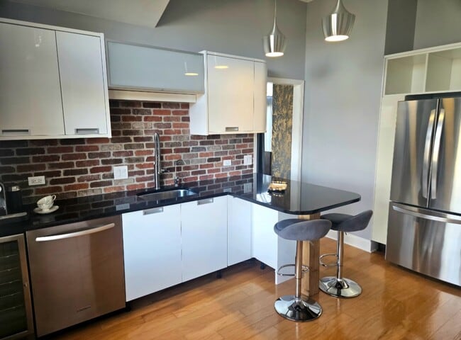 Building Photo - 755 Golf Ln