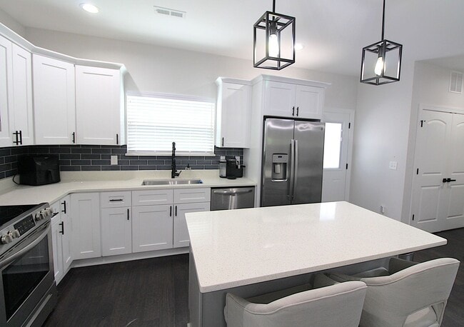Building Photo - Modern 3-Bedroom Home with Fenced Yard & U...