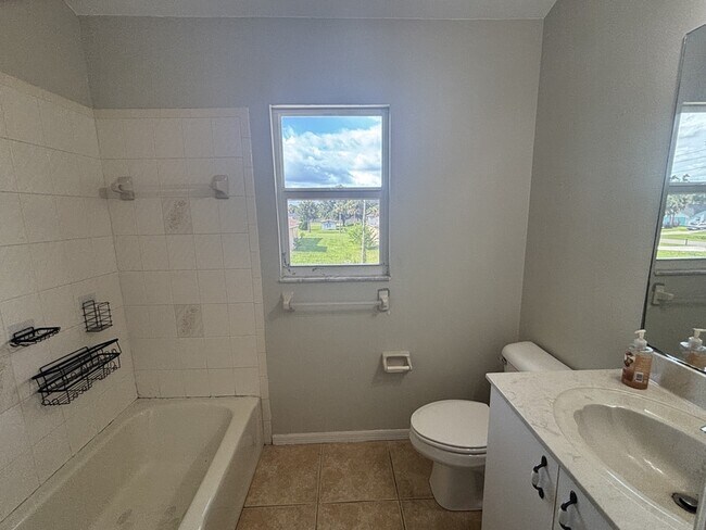 Building Photo - 3949 Lothair Ave