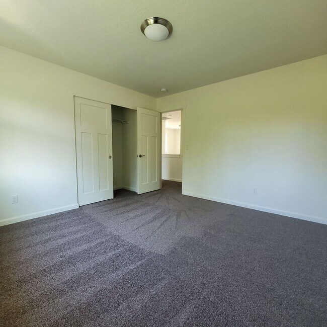 Building Photo - Dog Friendly 3bed : 2.5 bath home w/ Garage