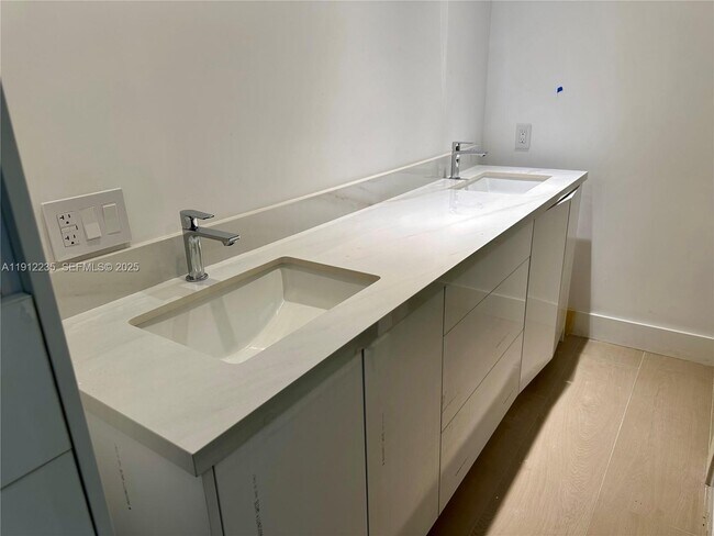 Building Photo - 881 Ocean Dr