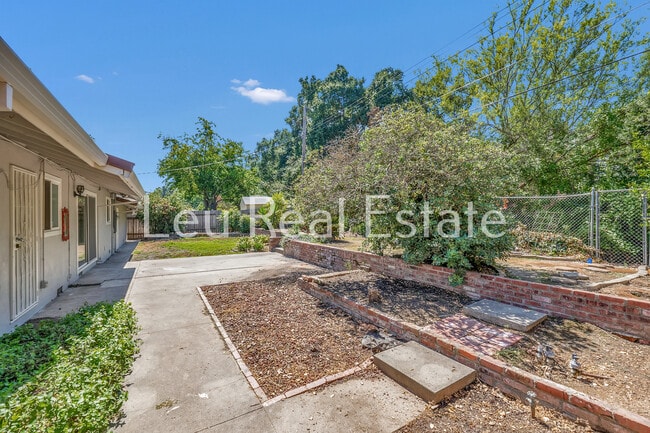 Building Photo - 6640 S Land Park Dr