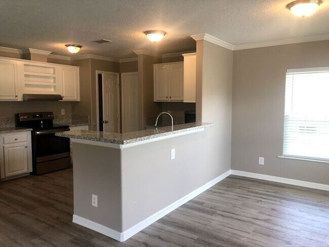 Building Photo - 148 Varsity Dr