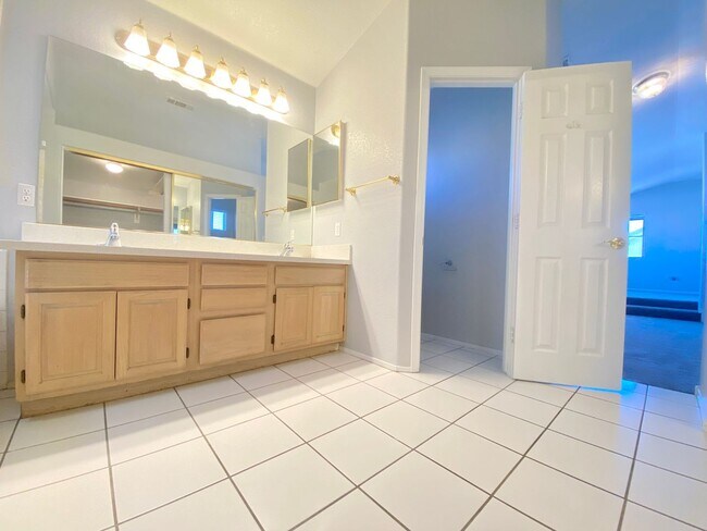 Building Photo - FANTASTIC SINGLE-FAMILY HOUSE WITH 4 BEDROOMS