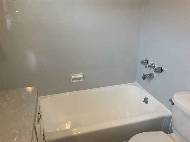 Shower/Tub - 1707 S Redondo Blvd