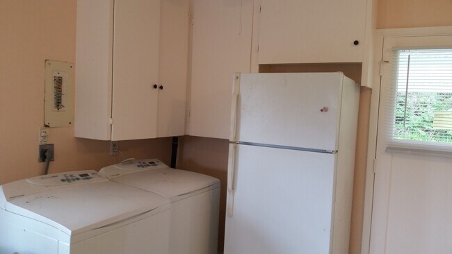 Building Photo - 3323 Tarabochia St