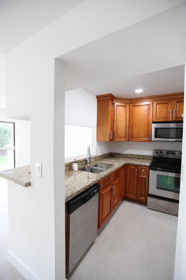 Building Photo - 1619 Cypress Pointe Dr