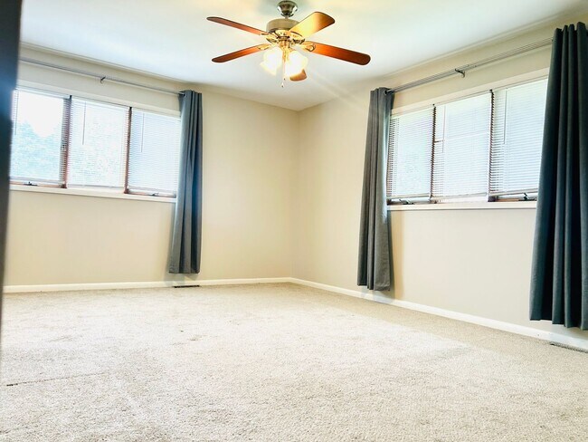 Building Photo - Beautiful Home, Close to Milford Lake