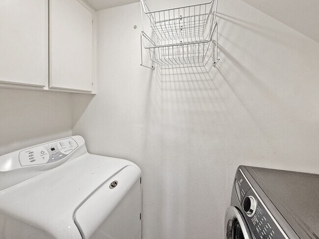 Building Photo - 2-Bedroom Townhome with Loft in Prime El C...