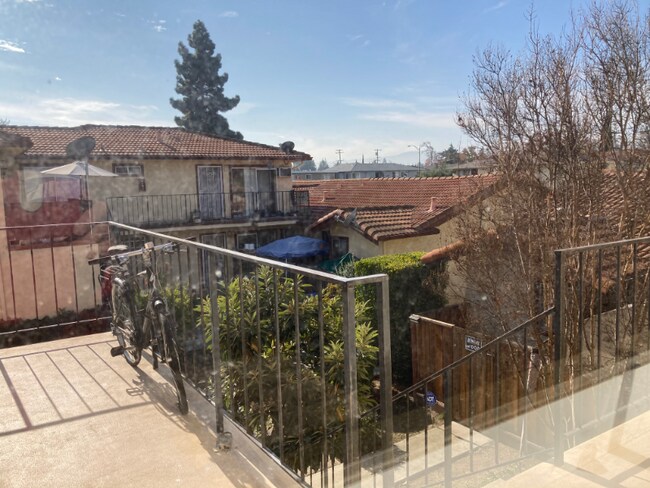 Building Photo - 1518 Moorpark Ave