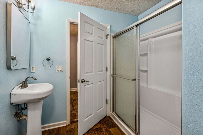 Building Photo - Charming 3-Bedroom Home with Fenced Yard