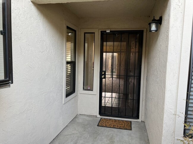 Building Photo - Single story condo located in Cedarbrook's Gated Community!