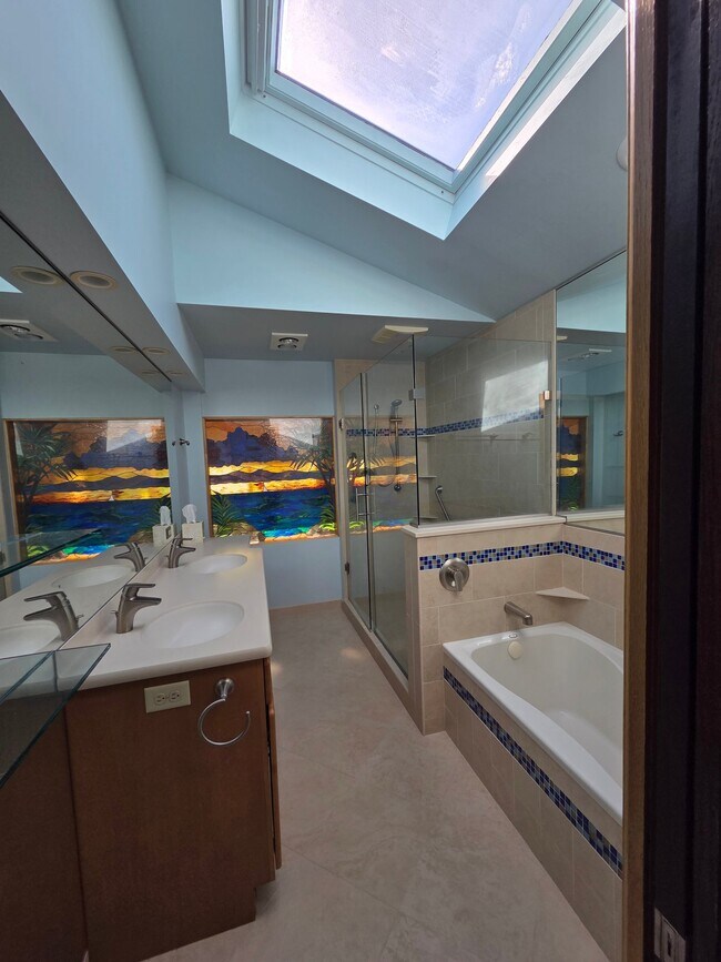 Building Photo - 2250 Greenview Dr