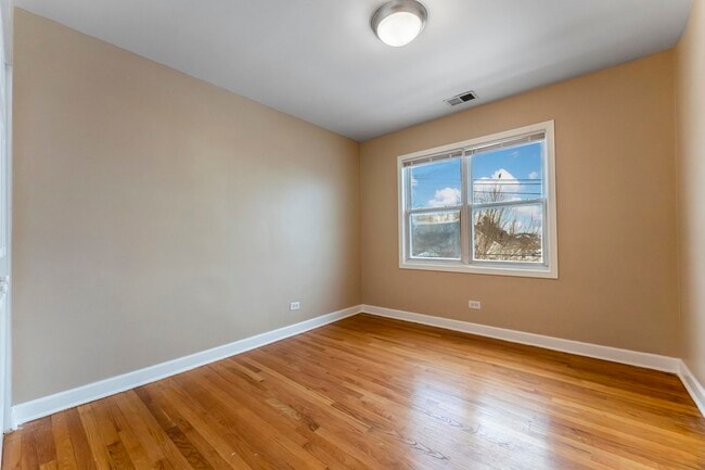 Building Photo - 6417 N Damen Ave