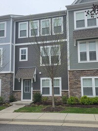 Building Photo - Move In Ready Townhouse