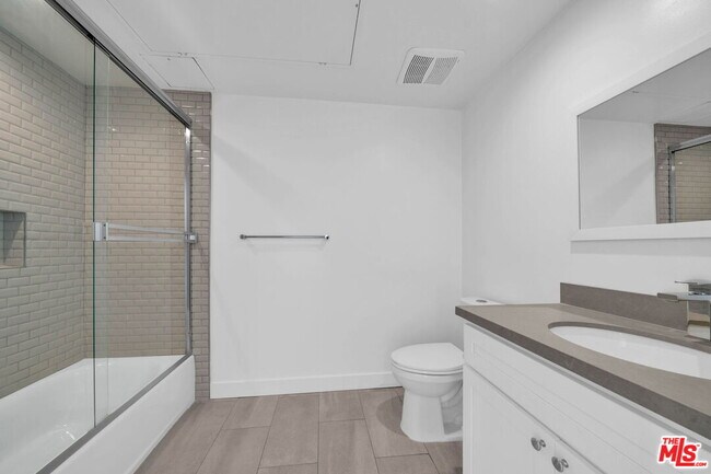 Building Photo - 667 N Wilton Pl