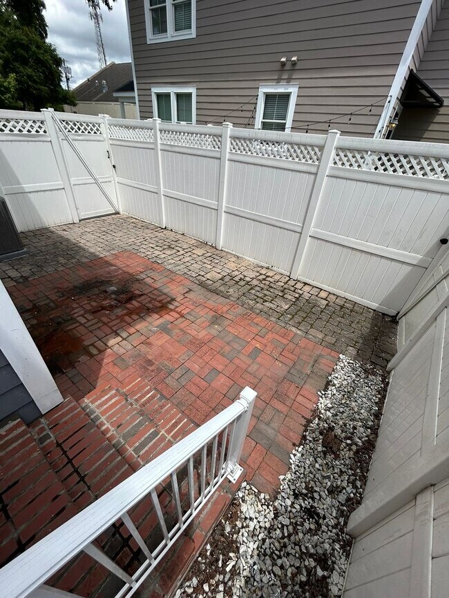 Building Photo - 3 Bedroom/2 Bath in Downtown Savannah, GA