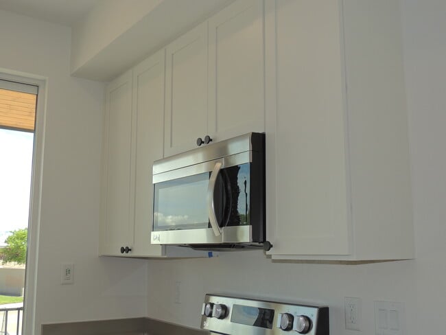 Building Photo - 600 Lawrence Ave