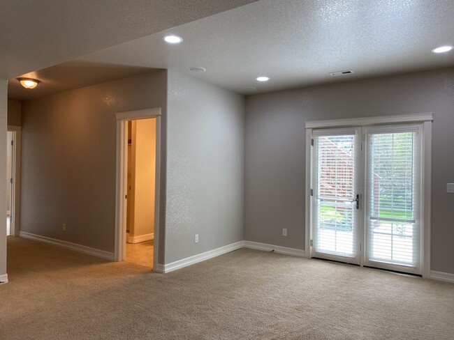 Building Photo - Start a Lease by 2/28/25 and pay $2,800 fo...