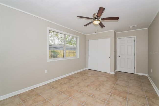 Building Photo - 4542 Tarpon Dr