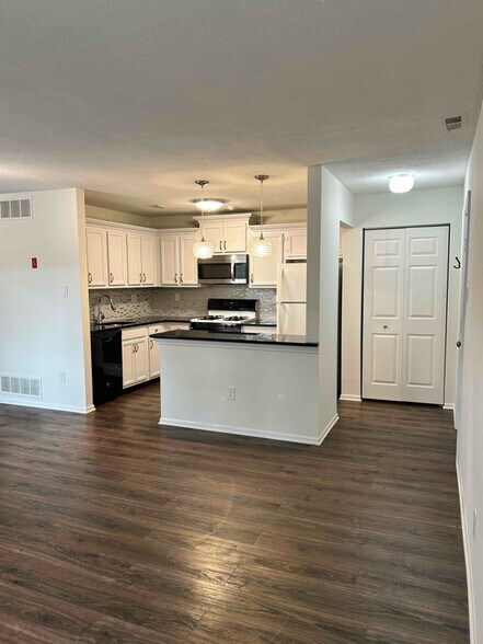 Building Photo - 608 Diamond Dr