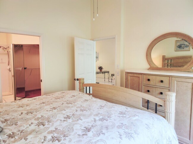 Building Photo - Annual Furnished - Attractive 2 Bedroom 2 Bathroom Plus a Den Condo with 2nd floor Reserve View!