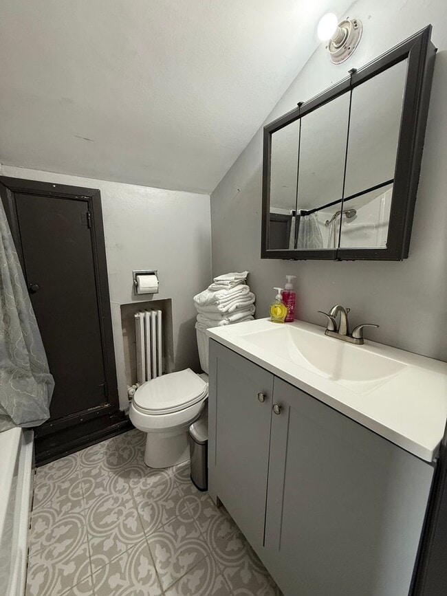 Building Photo - 2nd floor unit with Furnished or Unfurnish...