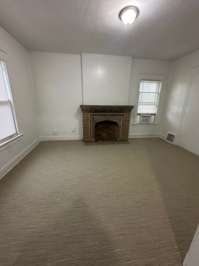 Building Photo - 4 bedroom