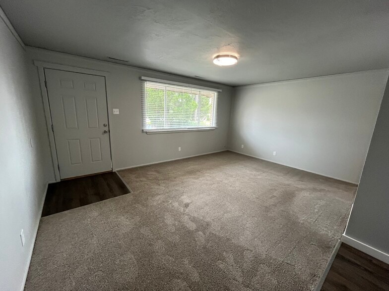Building Photo - 160 N 400 E