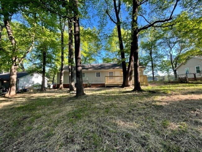 Building Photo - Must see this spacious 3 bedroom 1.5 bath ...