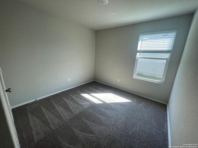 Building Photo - 430 Blue Stem Rd