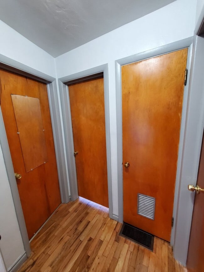 Building Photo - 2 Bedroom home with RV parking and large y...