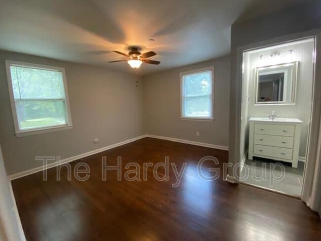 Building Photo - 934 McKellar Dr