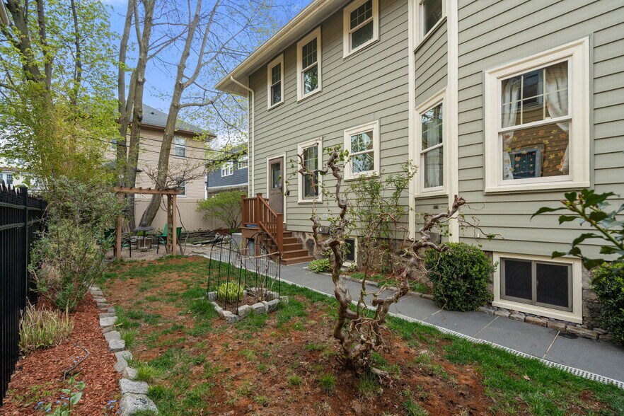 Building Photo - 18 Kingsboro Park