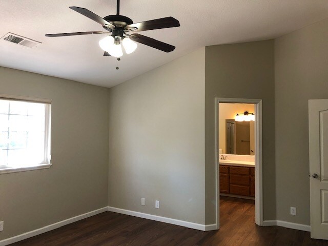 Building Photo - 2158 Robailey Dr