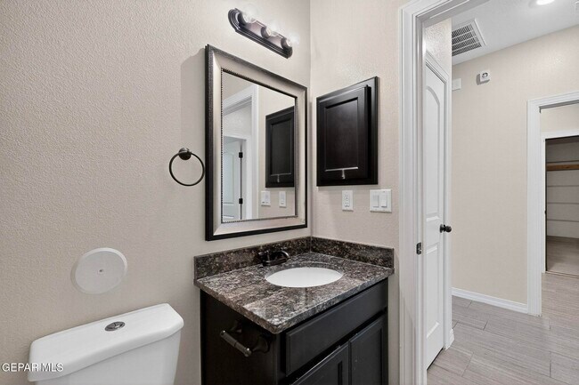 Building Photo - 220 S Manzanita Dr