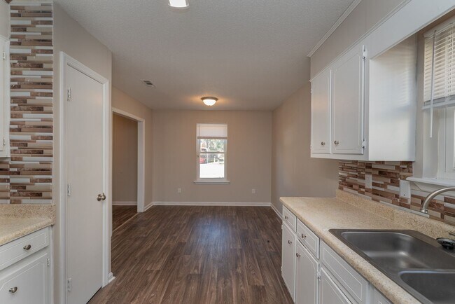 Building Photo - 2937 Dahlia Dr