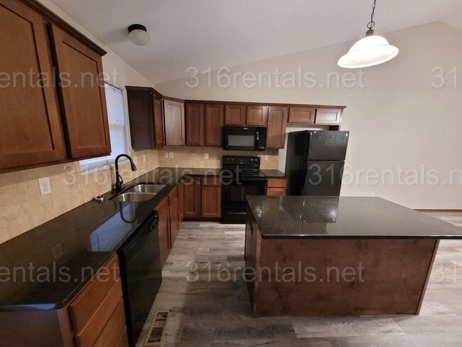 Building Photo - $1575 - 4 bedroom/ 2 bathroom - Gorgeous n...