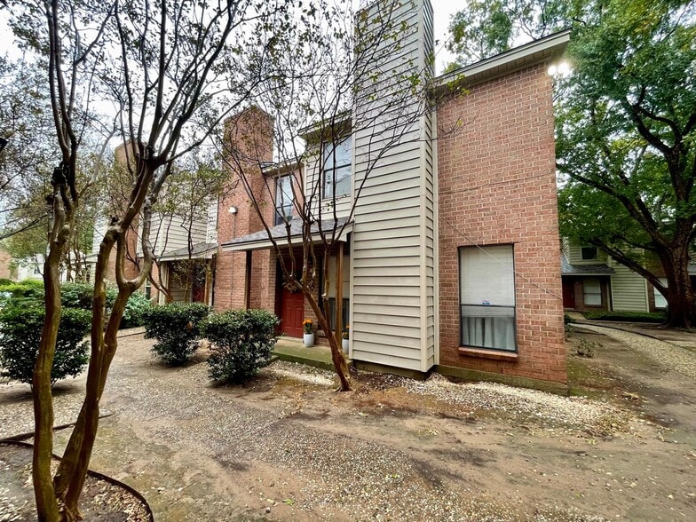 Building Photo - END OF JULY PRE-LEASE  2 Bed, 2.5 Bath Condo Near Campus On Bus Route!