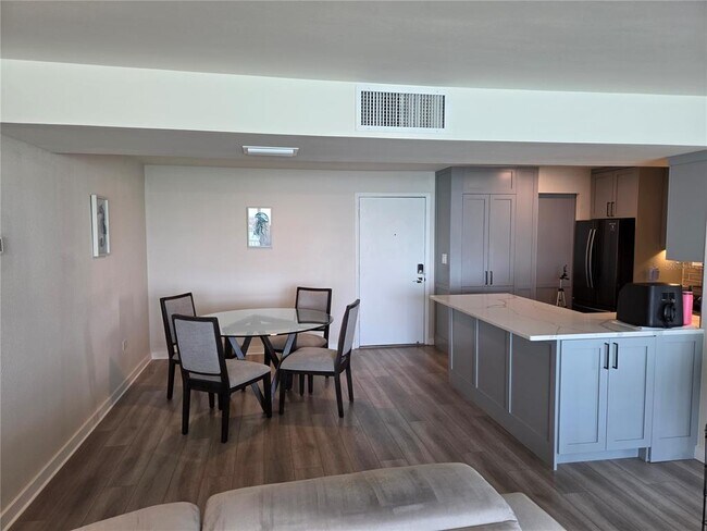 Building Photo - 500 Treasure Island Causeway