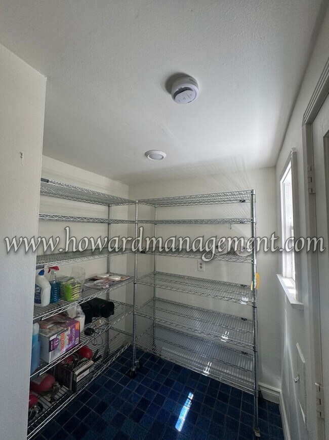 Building Photo - Private and Cozy 4 Bedroom Home located in...