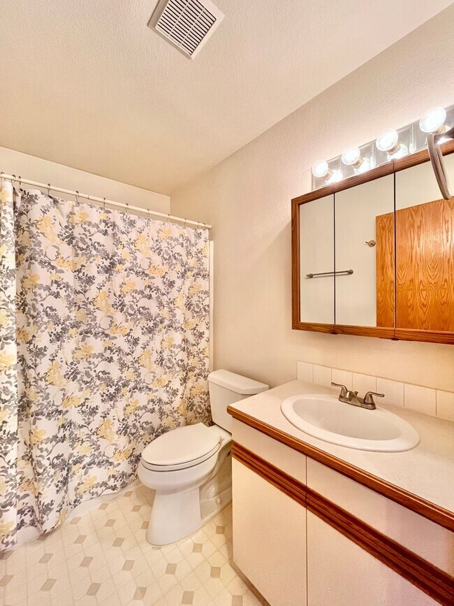 Building Photo - Spacious 3 bedroom/3 bath Townhome with 2 car Attached Garage and Private Yard in Evans, CO