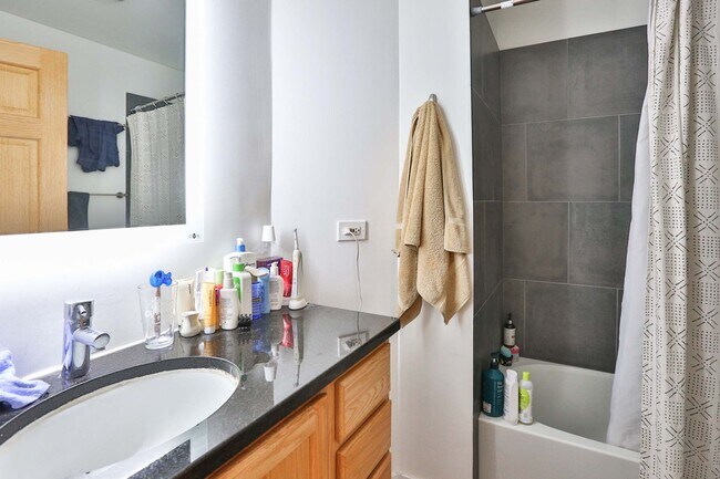 Building Photo - Noble Square Large 2 Bed w/Central Heat & A/C, Only 2 Blocks to the Blue Line, In-Unit Laundry. F...