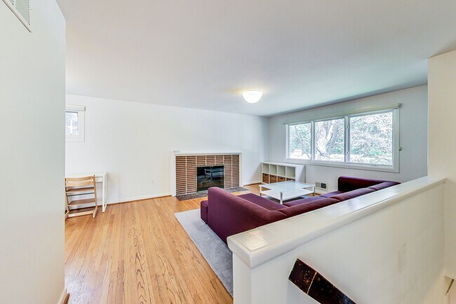 Building Photo - 3 bedroom/2 bath Light Filled Home Located in a Quiet Cul-de-Sac