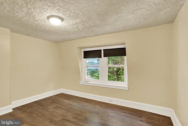 Building Photo - 234 W Douglass St
