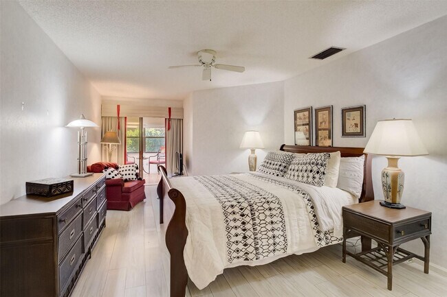 Building Photo - 5051 Pine Dr