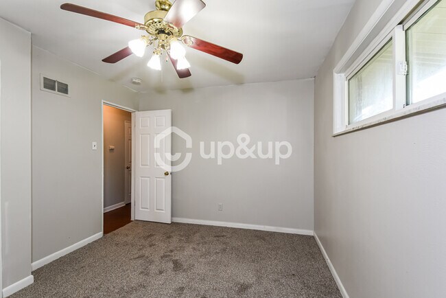 Building Photo - Fantastic 3bd/1.5ba home! Coming soon!