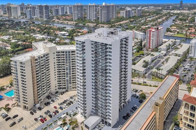 Building Photo - 3140 S Ocean Dr